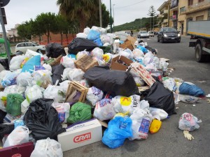 Montagna di rifiuti oggi in via Trento e Trieste - autostazione