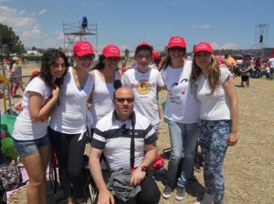 Don Michele a Sibari con alcune ragazze della parrocchia