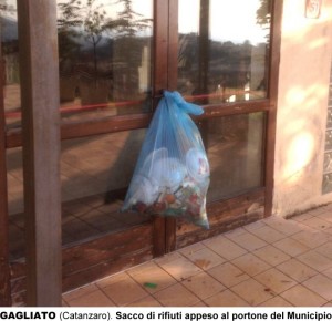 Gagliato, un sacco di rifiuti appeso al portone del Municipio